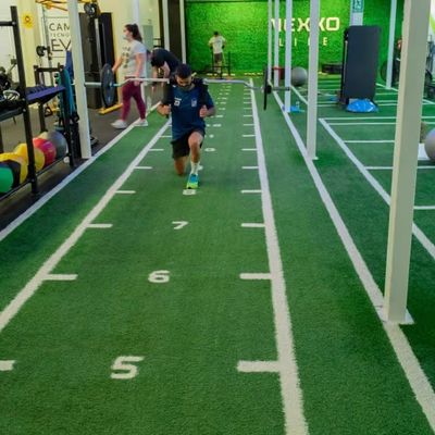 Grüne 15 mm Pfahlhöhe Kunstgrasmatte für kommerzielle Fitnessstudio-Beschaffenheit
