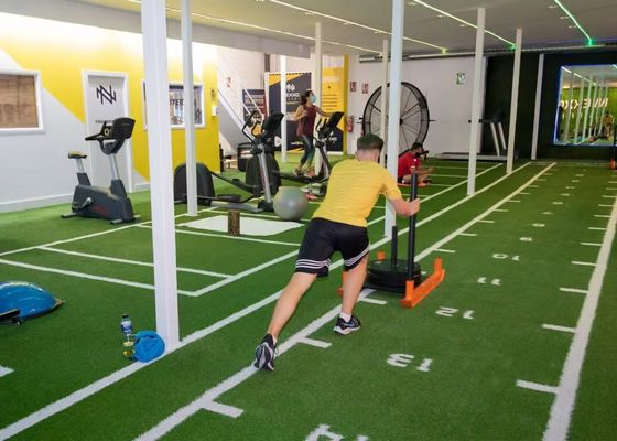 Dauerhafte SPU-Beschichtung Fitness-Training Gym Künstliche Rasenmatte Für Gymnastik-Boden Schlittenbahn