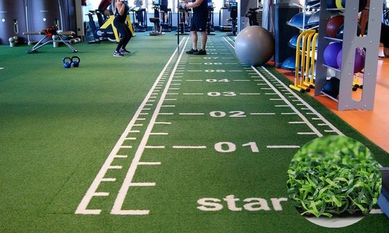 Künstliches Gras mit 63000 Stichen/m2 Dichte PE-Turf für Turnhallen