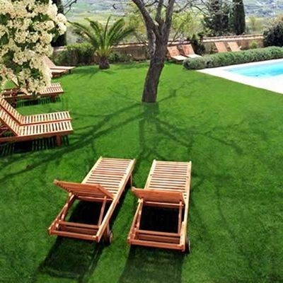 SPU-Beschichtung Weichgrünes natürliches künstliches Gras für den Außengarten Hintergrund Landschaft