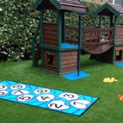 PE-PP-Rücklage Künstliches Gras Logo Farbmuster Synthetischer Rasen Mini-Fußballteppich